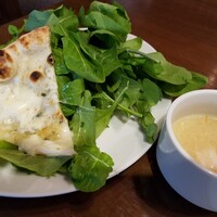 The Kitchen Salvatore Cuomo GINZA - ゴルゴンゾーラのピザ(ルッコラ添え)と、ベーコンのスープ。