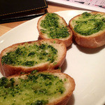 肉ビストロ マルミチェ - ジェノベーゼとオニオンのパン