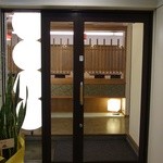 Nihon No Aji Kazu - 入口がとても分かりにくいですが、階段を上がると明るいお店の入り口が！