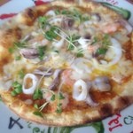 カフェ スパッツァ - シーフードピザ