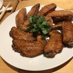 一碗水 - 蝦醬鶏翅、米燻鶏翅(海老味噌の唐揚げ、燻製醤油の唐揚げ)※コース外