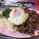 タイごはん 泉州屋台 - 「ムー トート ガディアム(豚肉のスパイシー炒め)」(680円) +「目玉焼き」(50円)