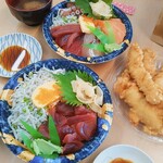 石垣島水産直売所 - 上は「その日丼」600円、下は500円、天ぷらミックス300円