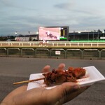 船橋競馬場 東西商会 - 牛スジ1本200円