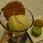 アイス（ショコラ・ヴァニーユ）マカロン（カフェ・ピスタチオ）