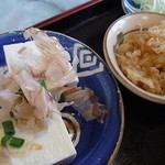 増田屋 - 冷奴と天かす