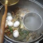 ラーメン処 よなかそば - 自慢の鶏ガラスープです。寸胴でコトコト煮てますよ。