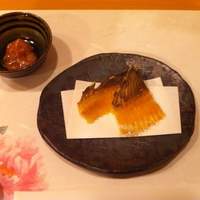 魚屋 小次朗 - ヒラメの骨煎餅、酒盗