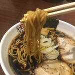 豚系 麺家いろは - 富山ブラック(大)の麺