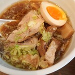 麺家 彩華 - つけ汁にもたっぷりチャーシューが入っている。