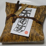 Jiraiya Honten - 竹皮で包まれた天むす