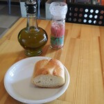 ボーノ - パンも付いてます  塩とオリーブ油も出していただきました