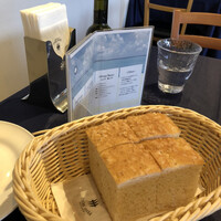 イタリア料理 リストランテ フィッシュボーン - 鳴門藻塩を練り込んだ自家製フォカッチャ