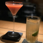 左；苺のカクテル、右；ゴボウのカクテル。
