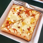 ルコパン - サーモンとコーンのホワイトソースピザ　380円