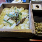 貴船 - 御飯は山菜のおこわ、蒸したてなんでアツアツですよ