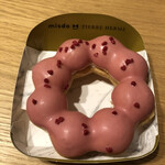 mister Donut Hapitonokanan Shop - 波堤伊斯帕漢。乍看之下像是草莓口味的波堤圈，但混合了覆盆子巧克力、夾心的玫瑰和荔枝風味的奶油香氣，特別感十足。大人的味道。