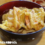 手打うどん 松屋 - ニンジン天を浸すと