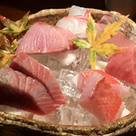 めしの助 - 刺身盛り合わせ
      ※左上から時計まわりに
      ぶり・真鯛・さわら・生本まぐろ・金目鯛・スマ