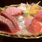 めしの助 - 刺身盛り合わせ
      ※左上から時計まわりに
      ぶり・真鯛・さわら・生本まぐろ・金目鯛・スマ