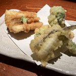めしの助 - 天ぷら盛り合わせ
      ※左から
      穴子天_わさび醤油、めごち、こごみ、芽キャベツ、蓮根