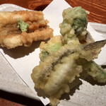 めしの助 - 天ぷら盛り合わせ
      ※左から
      穴子天_わさび醤油、めごち、こごみ、芽キャベツ、蓮根