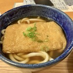 Udon Tanasuke - かけきつねうどん　塩気強め？お揚げさんは甘さ控えめで好み。麺は太すぎずふわっと柔らかく、丁寧な感じのお仕上げだなぁと感じました。