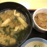 松屋 - 味噌汁に納豆。