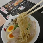 長浜ナンバーワン - 低加水ストレート細麺