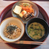 グスク - 沖縄料理、豚肉ジューシーや久米島味噌のみそ汁など