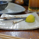 桶家乃隠居 - さより丸干し(食べかけ)と京橋産レモン