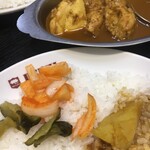 デリー - カレーと良く合うキュウリと玉ねぎ