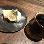 Cafe To Kurashi No Zakka Ten Fumi - ベイクドチーズケーキ
                        ホットコーヒー
                        ゆったりとした空間