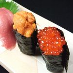 Sushiya No Gen - お寿司は一貫100円～で明朗会計、職人さんが握ってくれます。写真は「いくら200円」「生うに300円」「中トロ260円」
