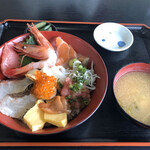 長谷川食堂 - おすすめ海鮮丼
      イクラの下にホタテも隠れてます