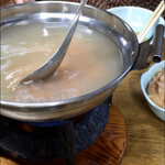 すき焼･鍋物 なべや - 鶏みんち鍋 特製みそ味　みそ溶かし風景