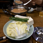 すき焼･鍋物 なべや - Sさんの流れるような鶏みんち投入風景