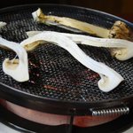 別所山荘 - 縦に裂いて網にのせます♪