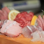 寿し膳かのこ - 刺し盛り：マグロづくし＆マダイ＆ブリ，鮮度感抜群！