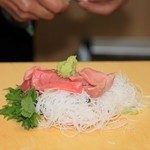 寿し膳かのこ - 刺身から寿司へ（1）：マグロと大葉とツマとワサビを・・・