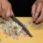 寿し膳かのこ - 刺身から寿司へ（2）：トントントンと細かく切ります
