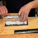 寿し膳かのこ - 刺身から寿司へ（4）：板ノリのうえにのせてくるくるーー
