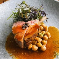 グランド キッチン - 仔羊のロースト　ラムチョップ　仔羊のジュで煮込んだひよこ豆