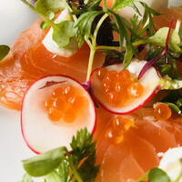 グランド キッチン - ノルウェーサーモン　マリネの瞬間薫製　イクラ　蕪　大根　サワークリーム