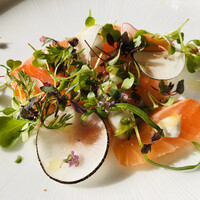 グランド キッチン - ノルウェーサーモン　マリネの瞬間薫製　イクラ　蕪　大根　サワークリーム