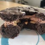 mister Donut Hapitonokanan Shop - 切半的卡雷曼巧克力。雖然外觀看起來甜美，裡面有巧克力、巧克力麵團和巧克力奶油，但實際上甜度適中，口味更偏向成人！雖然在美式甜甜圈中價格較高，但220日圓的這個品質讓人感到滿意。堅果的存在感不強。