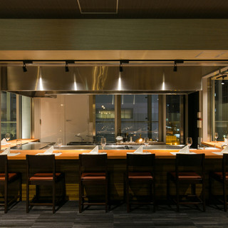 シックな大人空間──カウンター＆個室完備