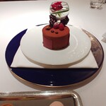 レ セゾン - お祝いのラズベリーチョコレートケーキ