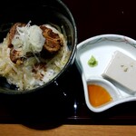 Jyuuwari Te Uchi Soba Soba Dokoro Dodo Momo - 豚角煮丼