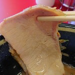 豚骨醤油ラーメン 王道家 - スモーキーな窯焼きチャーシュー